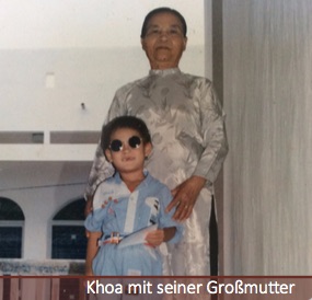 Khoa mit seiner Großmuter