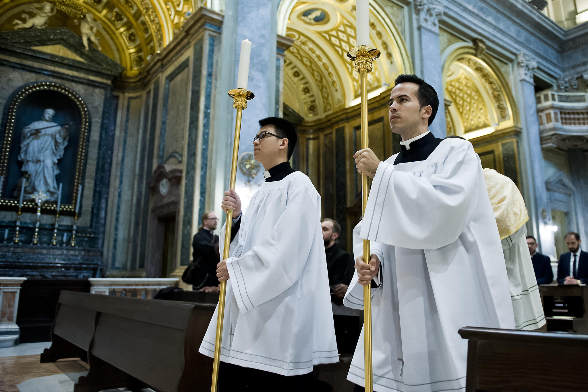 Alejandro ministriert in der Kirche der Universität, der Basilika Sant’Apollinare.