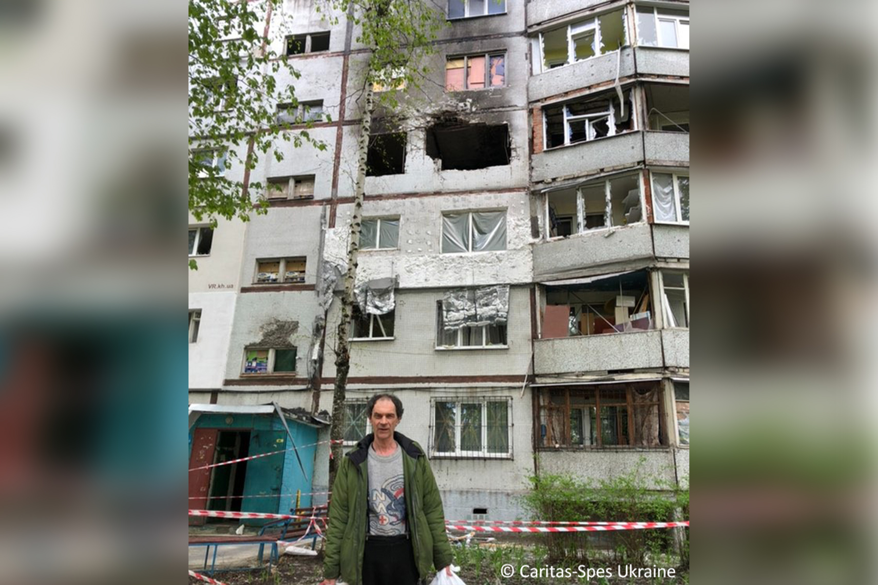 Ein Mann steht in Kharkiv vor den Trümmern seiner Wohnung. Er steht vor dem Nichts.