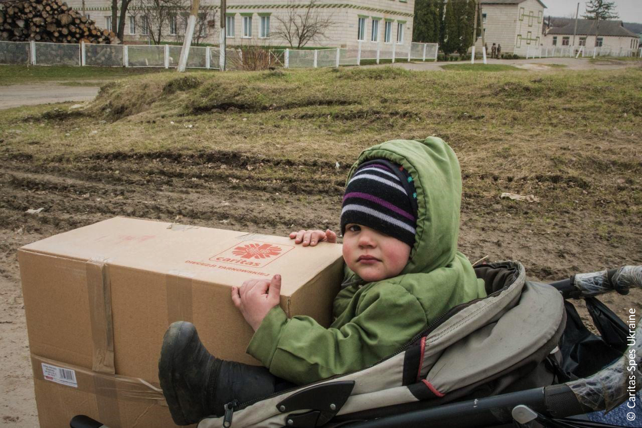 Vom Kleinsten bis zum Ältesten: Die Menschen in der Ukraine brauchen Hilfe, um eine Zukunft zu haben.